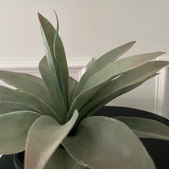 Faux plant in modern matte black clay vase - Picture 2 of 8